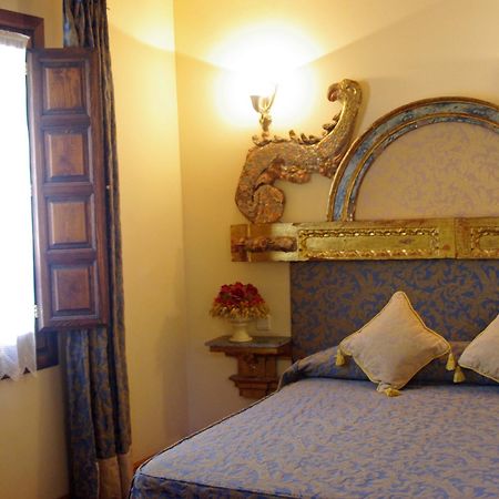Hotel Alcazar Segovia Pokoj fotografie